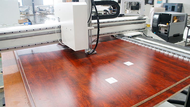 Nggunakake peralatan pusat mesin CNC EXCITECH karo majalah alat carousel, Henan-DAESHIN nggawe DASHIN HOME DESIGN FACTORY, sing dianugerahi minangka proyek pilot manufaktur cerdas nasional.