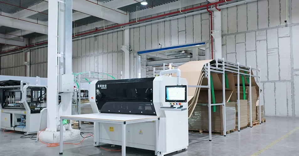 Excitech ngluncurake Mesin Karton Kacepetan Dhuwur kanggo Industri Pembungkus Papan Pabrik Furnitur.